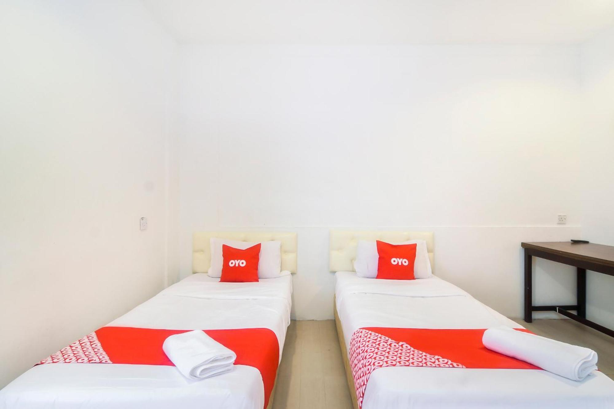 Oyo 44017 L & C Premium Stay Кучинг Экстерьер фото
