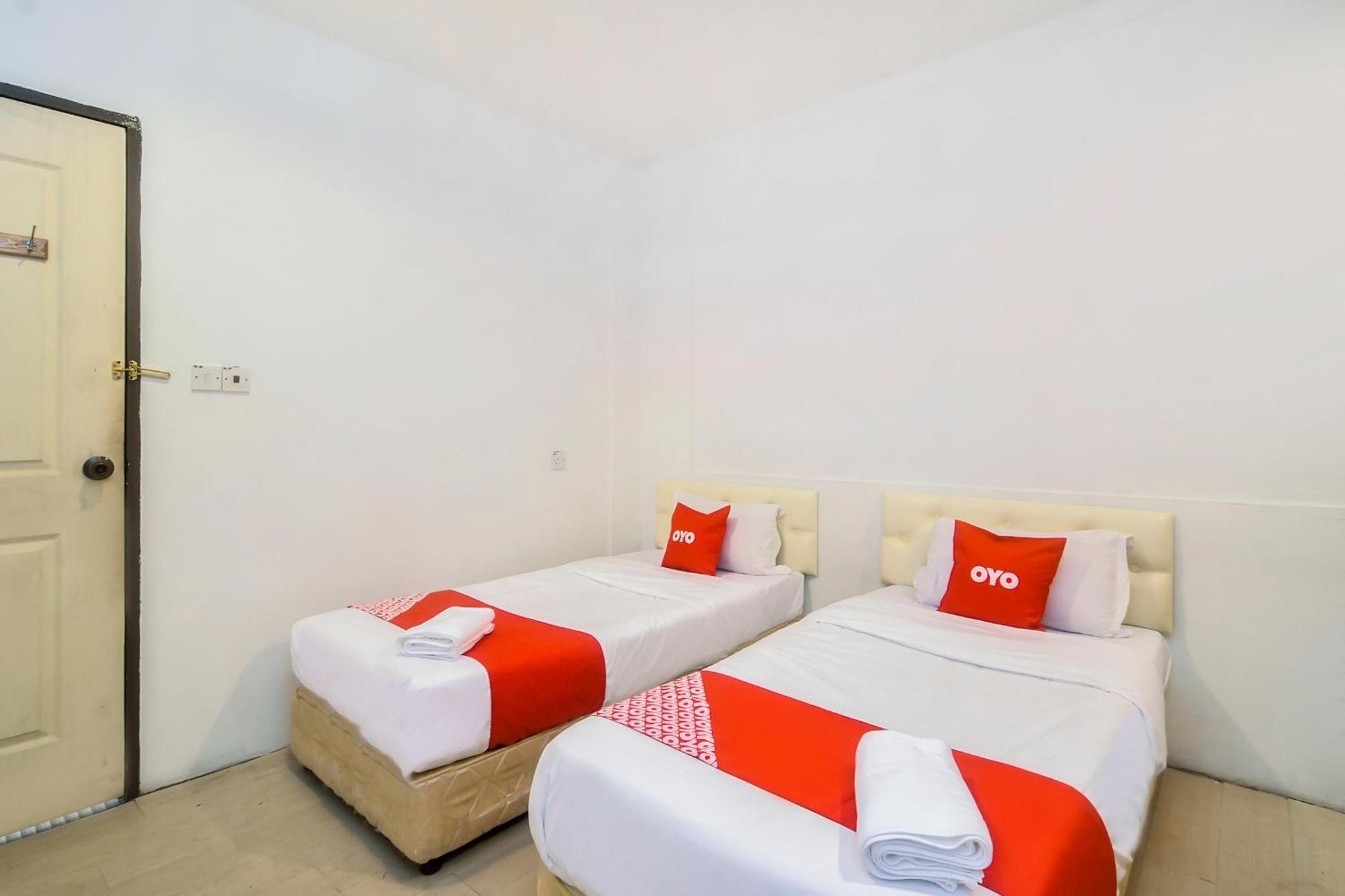 Oyo 44017 L & C Premium Stay Кучинг Экстерьер фото